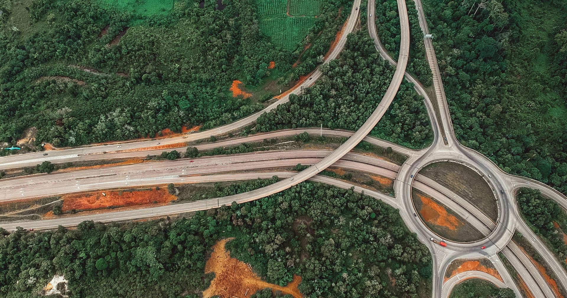 Aerial view of converging highways, evoking Google AI Overviews synthesizing many sources